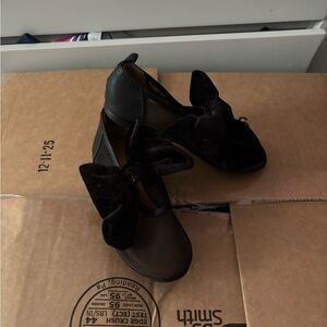 Like New Elegant Black Bow Girls H&M Size 11 Shoes